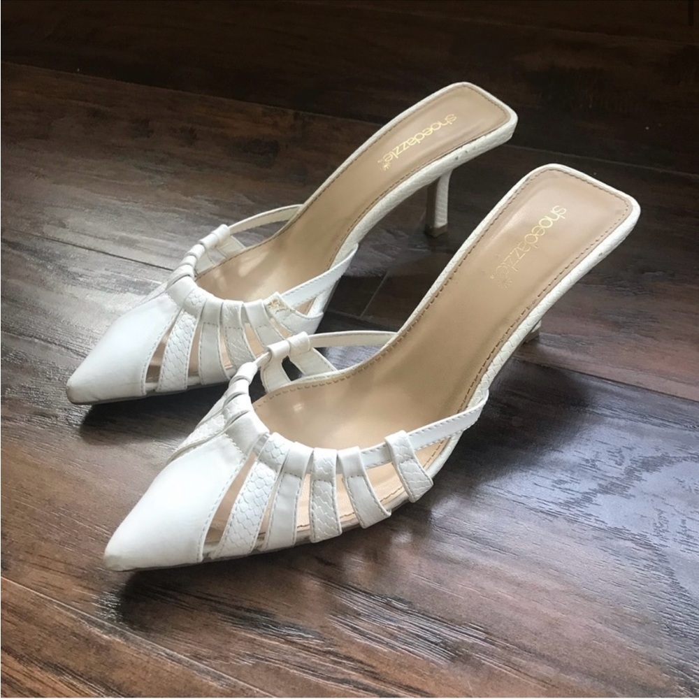 Super 80s vintage looking white kitten heels